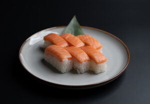 輝膳のサーモン押し寿司
